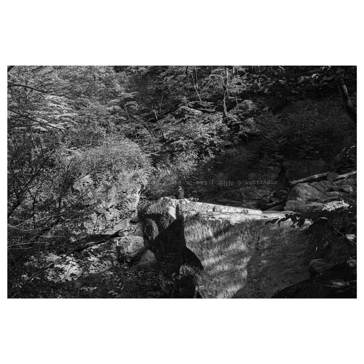 큰 바위 위의 남자