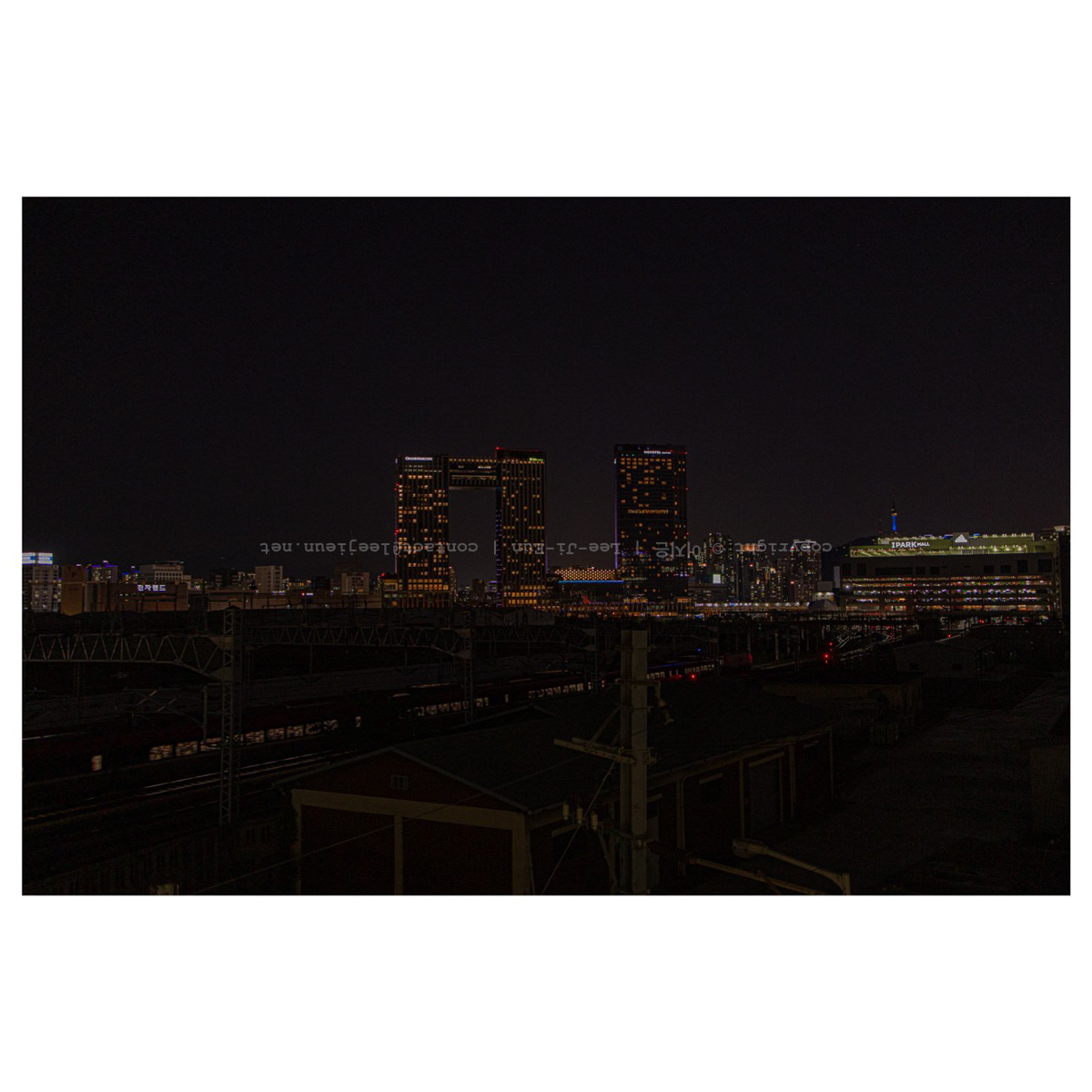 기찻길에서 보면 주변과 어울리지 않는 호텔