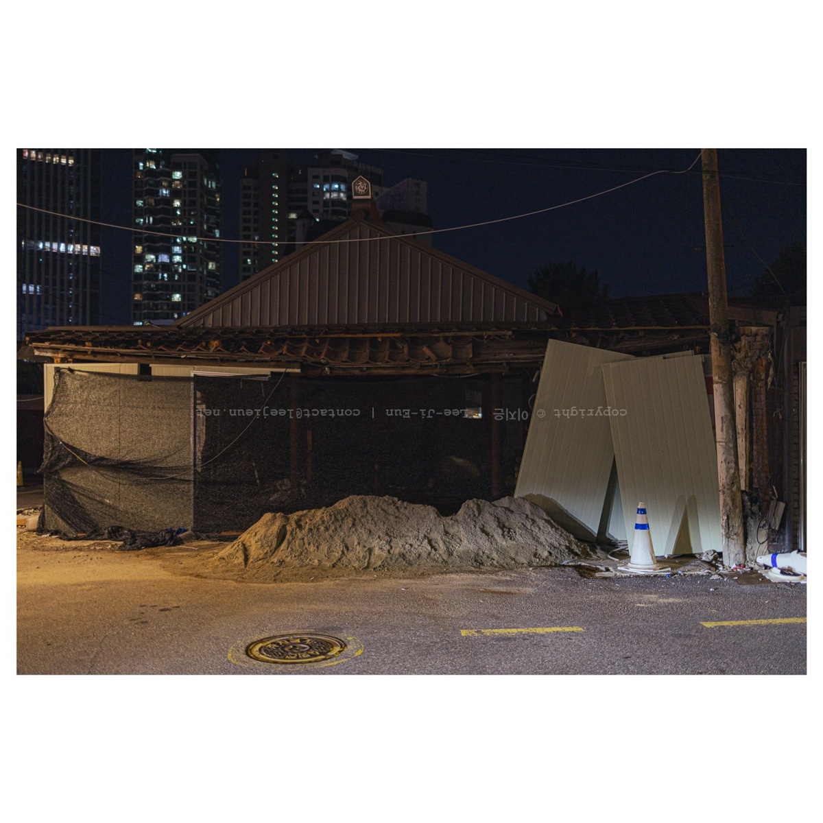 지붕만 남기고 다 바꾸나보다