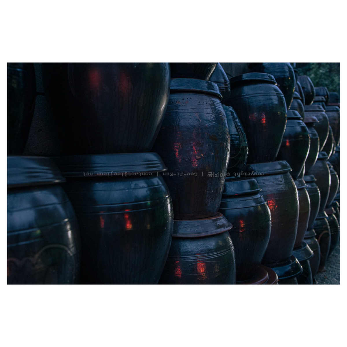 항아리와 자동차 불빛