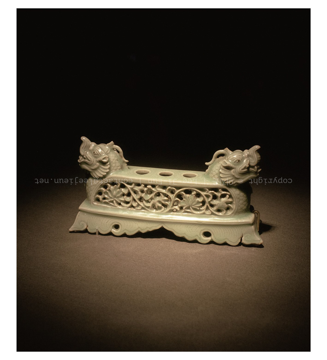 고려 12세기. 청자 투각 연당초문 붓꽂이