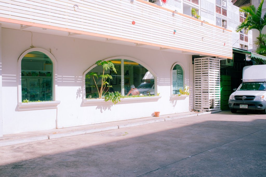 #109. 14년 7월 방콕: 무지개와 수영장 / 미셸르 방키앵(2023)의 <자연이 우리를 행복하게 만들 수&nbsp;있다면>