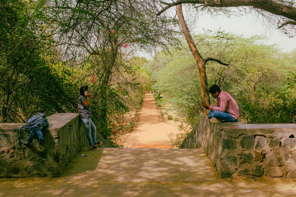#225. 빛나는 햇빛 (16). 2016년 봄, 약간의 먼지와 햇빛. 방앗간처럼 드나들던 Hauz&nbsp;Khas에서.