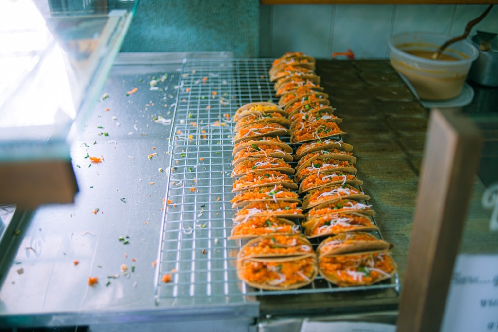 #354. 여행의 기분: 90년대 서유럽 디제이 음악과 차가운 박물관 벽, 뉘엇 넘어가는 햇빛&nbsp;그림자