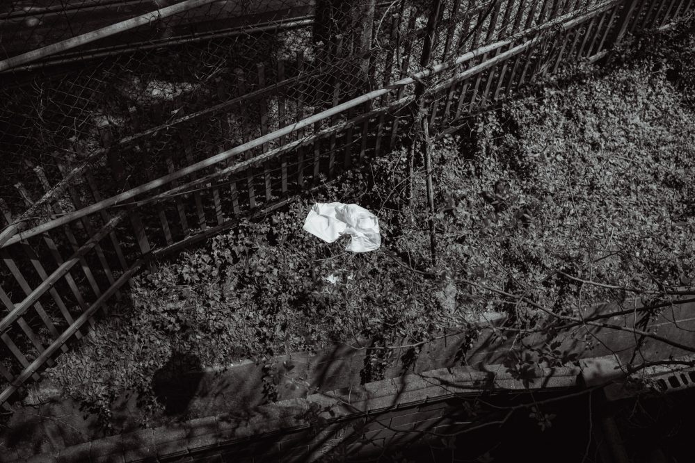 #372. 사진기 앞에 앉은 사람은 곧잘 긴장한다. 사진기도 나도 상대를 판단하지 않으니 더 편하게 스스로를 드러내기를 바란다, 사진기 너머로 대화하는 동안. 그리고 그게 오늘의 자신이다. 이게 증명 말고 자유 포트레이트를 하고 싶은&nbsp;이유.