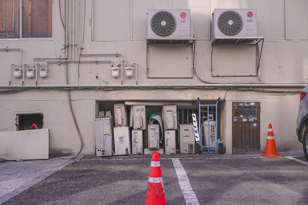 #376. 작업전개를 위한 내 저변 문제의식 탐구 1: 사진엽서나 비정형 가족사진은 ‘육필, 육신, 현실감, 현재감, 표현, 연결감(시차를 두거나 동시참여의 경험이 낳는 추억으로 말미암은)’의 추구에서 나온 것 같다. 한편 자연물 평화 시리즈는 도시인의 시야를 채운 인공물의 갑갑함에서 발로하지&nbsp;않았는가.