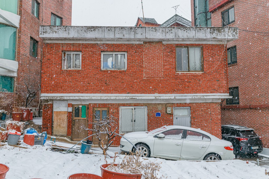 #379. 찍는 사람은 찍힐 사람이 누구인지, 왜 찍으려고 하는지, 이게 어떤 의미인지, 그런 게 궁금하다. 아는 만큼 달라질 수 있다 사진이.. 그리고 나의 방향과 상대의 특성이 만날 때에 이미지가 고유해진다. 어떻게 해볼 수&nbsp;있을까?